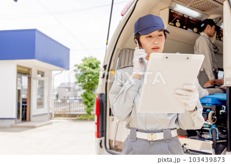病院の受け入れ先を探す救急隊員 病院の受け入れ先を探す救急隊員 103439873