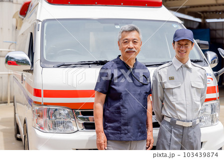 救急車の前で笑顔の救急隊員と医者 救急車の前で笑顔の救急隊員と医者 103439874