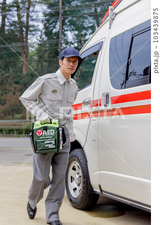AEDを持って走る救急隊員 AEDを持って走る救急隊員 103439875