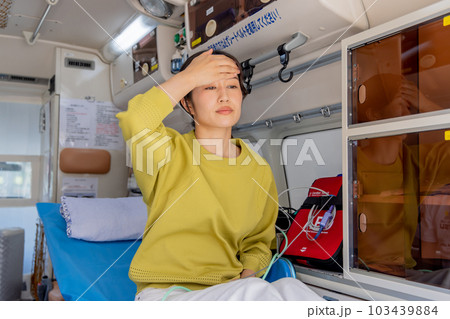 救急車で意識を取り戻す若い女性 103439884