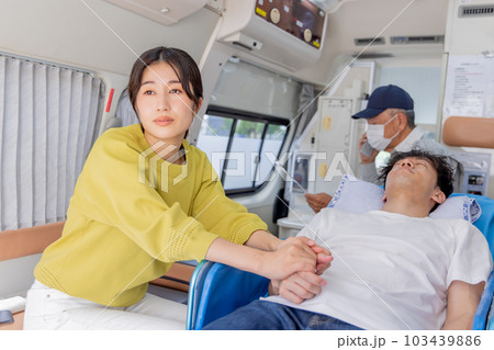 救急車に運ばれた若い男性 103439886