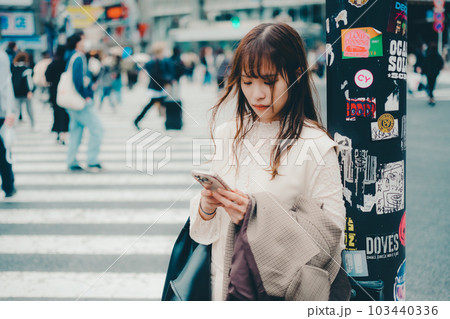 交差点を歩く台湾女性 103440336