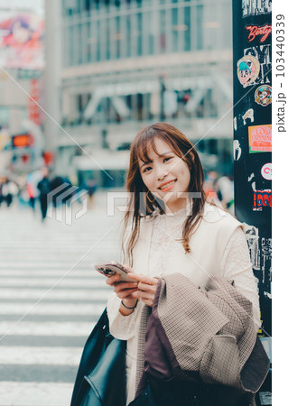 交差点を歩く台湾女性 交差点を歩く台湾女性 103440339