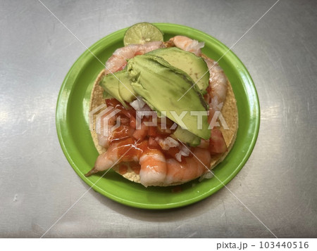 エビのトスターダ（トルティーヤを焼いたり揚げたりしたものに具材をのせたメキシコ料理） 103440516