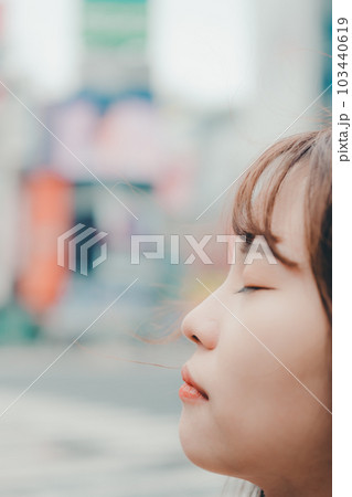 空を眺めてる台湾女性 103440619