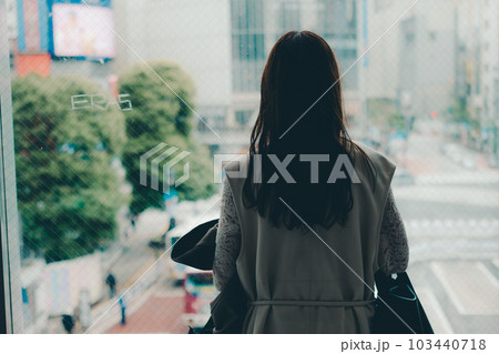 外を眺めてるシルエット姿の台湾女性 103440718