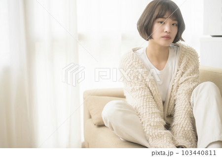 ソファでくつろぐ若い女性（ブラックミストフィルター） 103440811