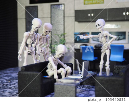 パワハラ行為をするスケルトン パワハラ行為をするスケルトン 103440831