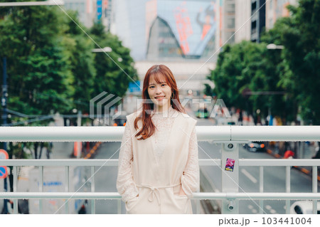 陸橋に佇む若い台湾女性 103441004