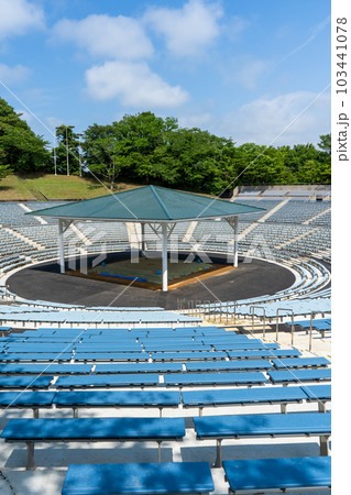 晴れの青空と改修された卯辰山にある相撲場｜高校相撲の聖地｜土俵イメージ｜相撲イメージ｜石川県金沢市 103441078