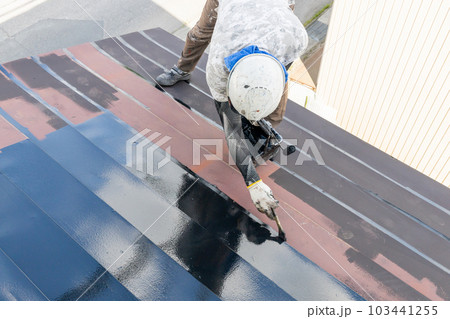 屋根トタンの塗装をする職人 103441255