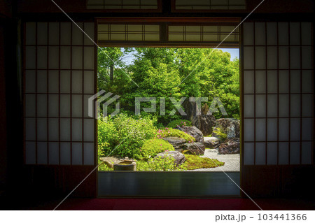 建仁寺塔頭 霊源院 也足軒から眺める庭園(京都府京都市東山区) 建仁寺塔頭 霊源院 也足軒から眺める庭園(京都府京都市東山区) 103441366