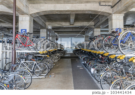 整然と整理整頓された自転車が並ぶ自転車駐輪場 103441434