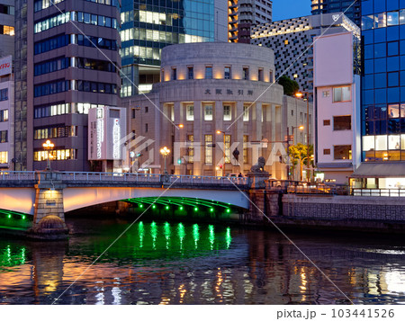 夜の大阪北浜 ライトアップされた大阪取引所と難波橋 103441526