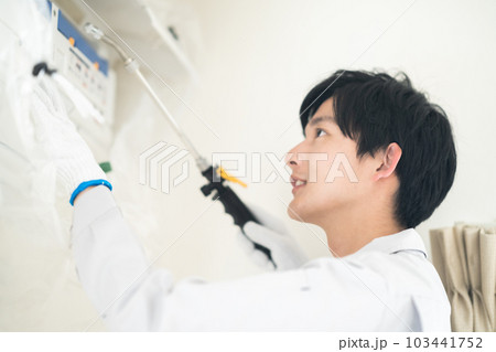 エアコンクリーニングをする男性スタッフ 103441752