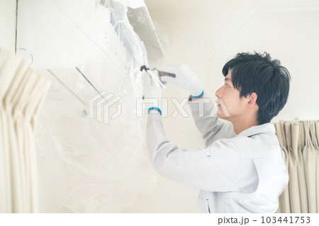 エアコン取り付けをする男性スタッフ 103441753