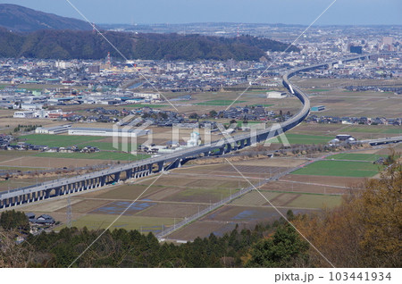 文殊山からの眺め　福井市中心部方向　建設中の北陸新幹線　2023年3月 103441934