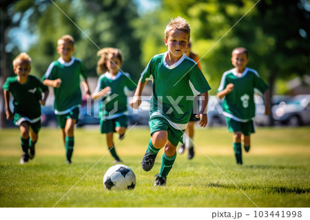 サッカーを練習する子供たち 103441998