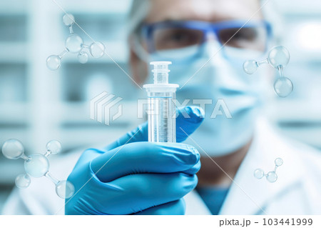 新薬の入ったバイアル瓶を見る科学者 103441999
