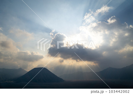 ブロモ山の観光拠点、チェモロラワンから眺めるバトー山のシルエットと壮大な空 103442002