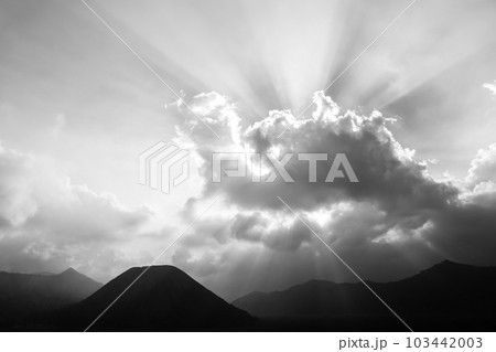 ブロモ山の観光拠点、チェモロラワンから眺めるバトー山と壮大な空(モノクロ) 103442003