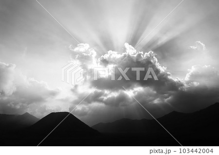 ブロモ山の観光拠点、チェモロラワンから眺めるバトー山と壮大な空(モノクロ) 103442004