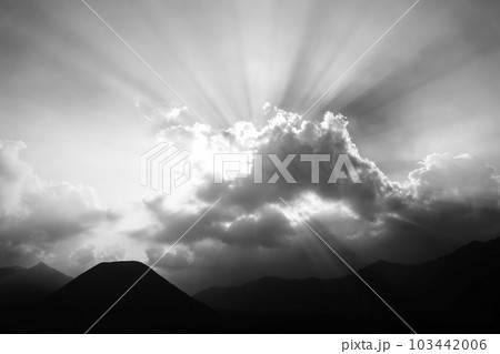 ブロモ山の観光拠点、チェモロラワンから眺めるバトー山と幻想的な空 ブロモ山の観光拠点、チェモロラワンから眺めるバトー山と幻想的な空 103442006