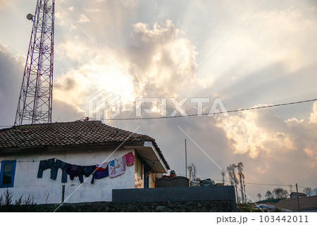 ブロモ山の観光拠点、チェモロラワンの洗濯物が干された素朴な風景 ブロモ山の観光拠点、チェモロラワンの洗濯物が干された素朴な風景 103442011