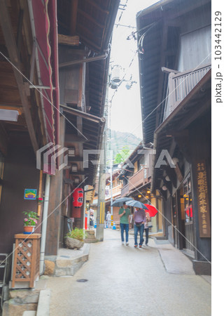 雨の日の有馬温泉街の路地風景。狭い坂道に古い建物が立ち並んでいる写真2 103442129