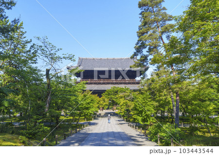 京都 早朝の南禅寺三門 新緑の季節 京都 早朝の南禅寺三門 新緑の季節 103443544