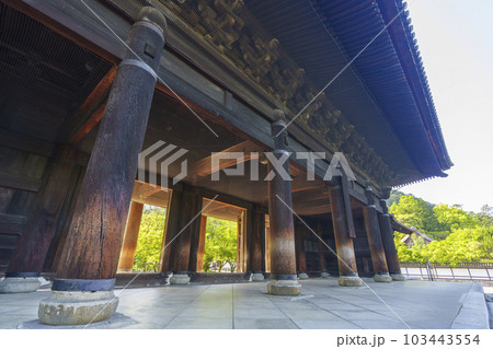 京都 早朝の南禅寺三門 新緑の季節 京都 早朝の南禅寺三門 新緑の季節 103443554