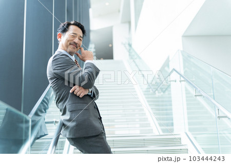 階段で考えるビジネスマン(社長・経営者) 階段で考えるビジネスマン(社長・経営者) 103444243