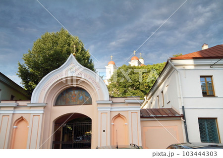北欧バルト三国リトアニアの世界文化遺産のヴィリニュス歴史地区　旧市街のロシア正教会である聖霊教会 103444303