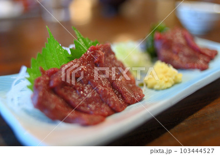 山梨　名物　馬刺し 103444527