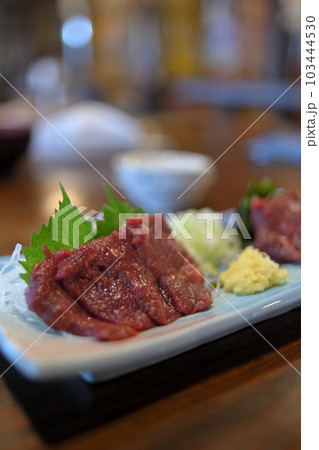 山梨　名物　馬刺し 103444530