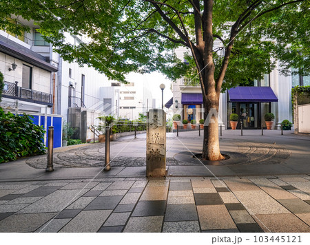 表参道に遺る参道橋の碑(暗渠化された渋谷川の橋) 表参道に遺る参道橋の碑(暗渠化された渋谷川の橋) 103445121