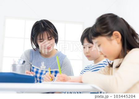 学童保育イメージ　　 103445204