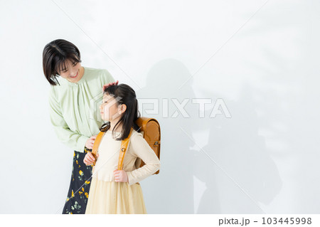 小学生の女の子とお母さん 103445998