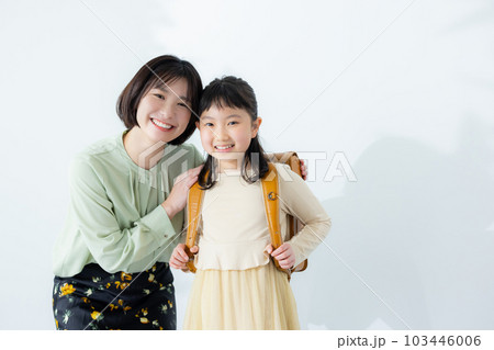 小学生の女の子とお母さん 103446006