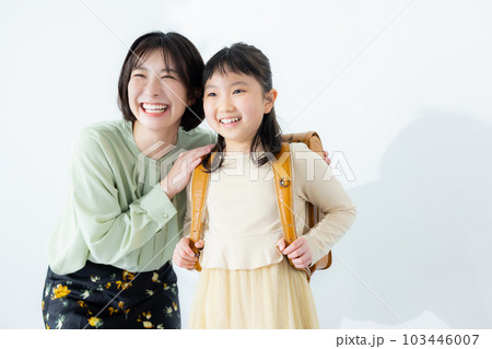 小学生の女の子とお母さん 103446007