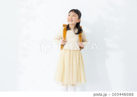 小学生の女の子　  103446088