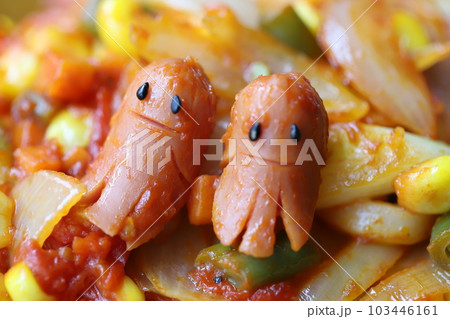 うどんナポリタンに乗せた宇宙人のキャラウインナー 103446161