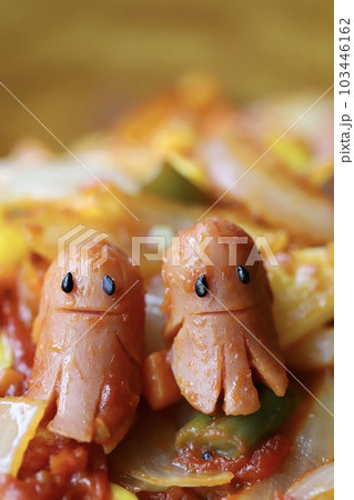 うどんナポリタンに乗せた宇宙人のキャラウインナー 103446162