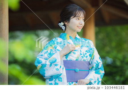 屋外を歩く浴衣の女性 屋外を歩く浴衣の女性 103446181