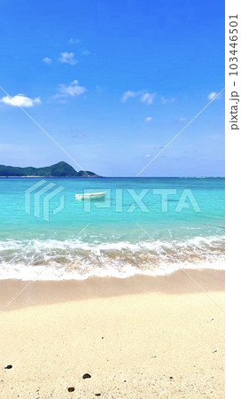 エメラルドグリーンの海に浮かぶ白い船と青い空 エメラルドグリーンの海に浮かぶ白い船と青い空 103446501
