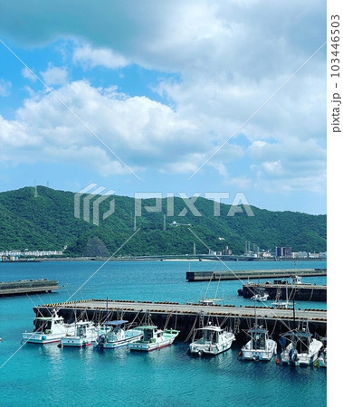 青い空と南の島の漁港 青い空と南の島の漁港 103446503