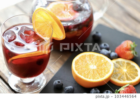 フレッシュフルーツたっぷりのスッキリアイスハーブティー 103446564