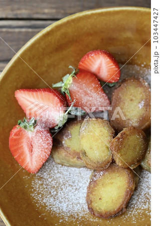 キャラメリゼしたサツマイモ　野菜のおやつ 103447427