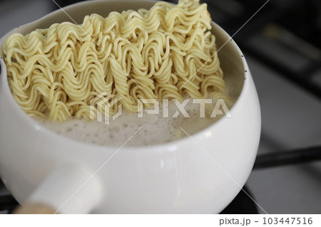 小鍋に入れて火にかけた袋ラーメン　即席ラーメン 103447516