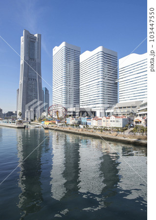 青空とみなとみらいのビル群 103447550